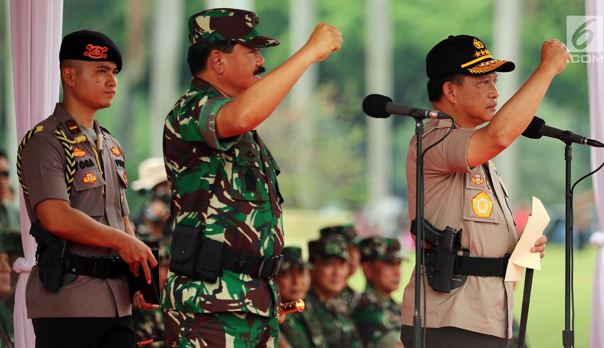 Panglima TNI Marsekal Hadi Tjahjanto dan Kapolri Jenderal Tito Karnavian memimpin Apel Kesiapan Natal, Tahun Baru 2019 serta menjelang Pemilu legislasi dan Presiden 2019 di lapangan silang Monas, Jakarta, Jumat (30/11). (Liputan6.com/Johan Tallo)