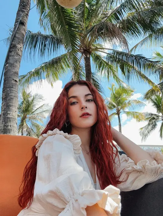 Bak princess Ariel di dunia nyata, Tasya memperlihatkan rambut panjangnya tergerai. Rambut keriting ini benar-benar membuat Tasya bak boneka hidup. Foto: Instagram.