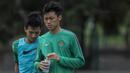 Pemain Timnas Indonesia, Feby Eka dan Muhammad Iqbal, saat mengikuti latihan di Lapangan ABC Senayan, Jakarta, Jumat (19/1/2018). Pemusatan latihan ini dilakukan jelang Asian Games 2018. (Bola.com/Vitalis Yogi Trisna)