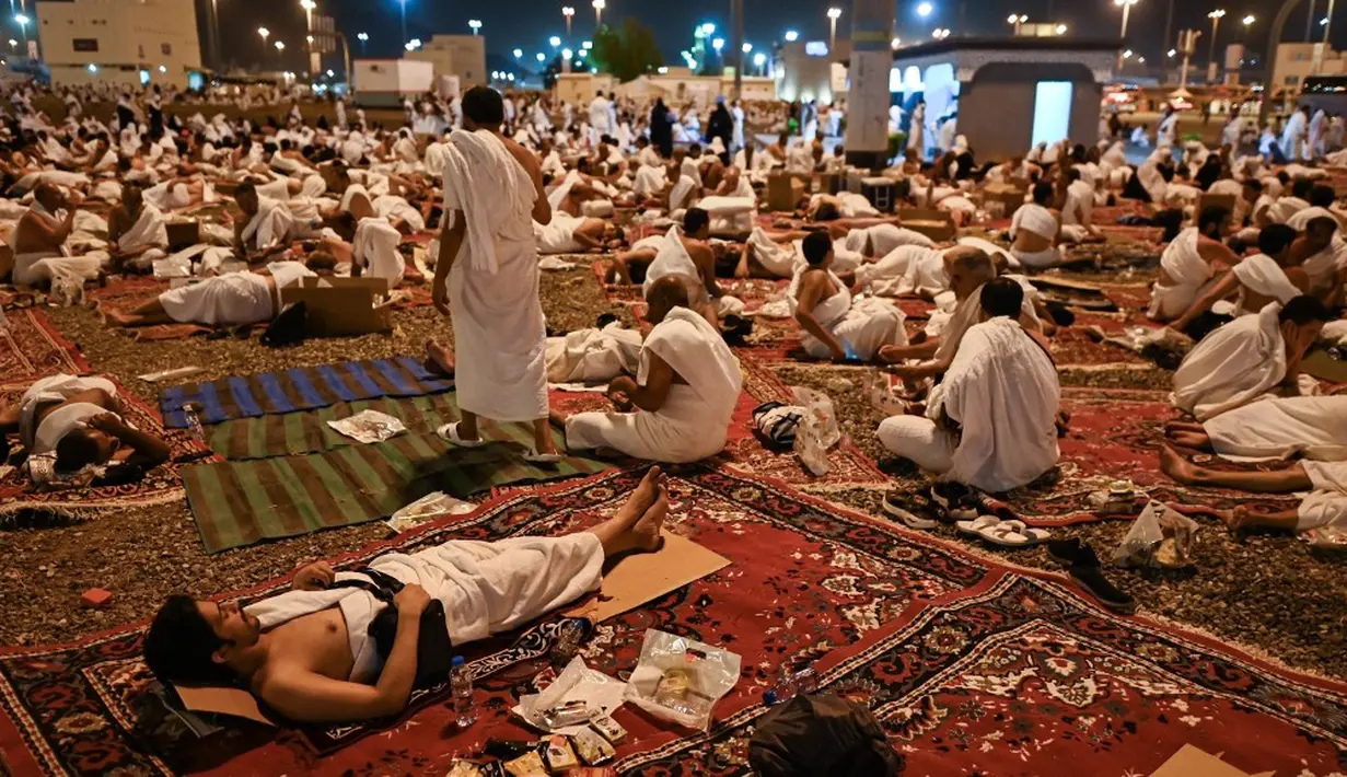 <p>Adapun jumlah batu yang harus dilempar adalah sebanyak 49 buah bagi yang nafar awal dan 70 buah bagi yang nafar tsani. (Sajjad HUSSAIN/AFP)</p>