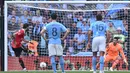 Pemain Manchester United, Bruno Fernandes (kiri), berhasil membuat imbang kedudukan menjadi 1-1 setelah berhasil mencetak gol dari titik penalti ke gawang Manchester City dalam pertandingan final FA Cup 2022/2023 yang berlangsung di Wembley Stadium, Sabtu (3/6/2023). (AFP/Glyn Kirk)