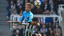 Pemain Arsenal, Nacho Monreal (kiri) melakukan duel dengan pemain Newcastle United, DeAndre Yedlin pada lanjutan Premier League di St James' Park, Newcastle, (15/4/2018). Newcastle menang 2-1. (AFP/ Lindsey Parnaby)