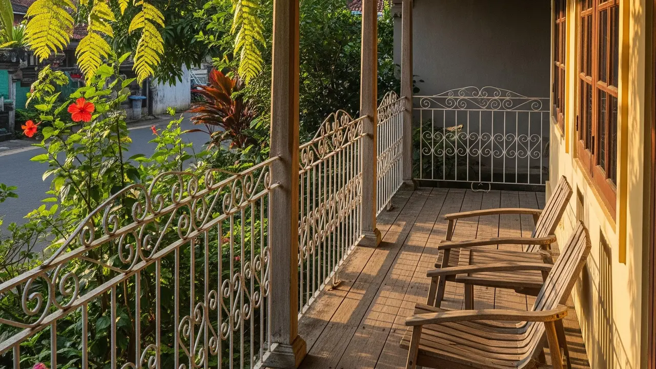 Teras Depan Rumah Sempit dengan Pagar Besi Tipis