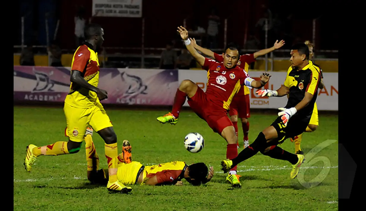Laga SCM Cup 2015 antara Semen Padang kontra Sriwijaya FC berakhir dengan kemenangan Sriwijaya FC 2-1 di Stadion H Agus Salim, Padang, Senin (19/1/2015). (Liputan6.com/Johan Tallo)