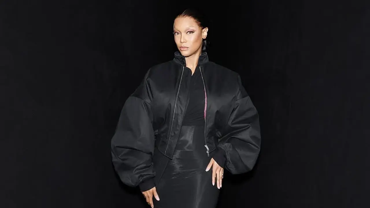Tyra Banks Tampil Beda dengan Putihkan Alis di Paris Fashion Week Sampai Nyaris Tak Dikenali