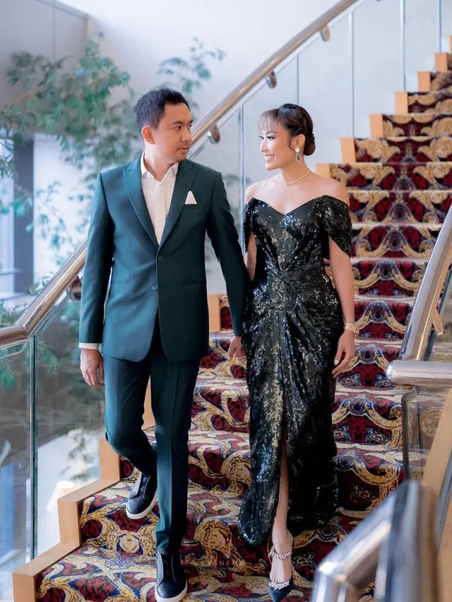 7 Potret Mesra Ayu Dewi dan Regi Datau, Selalu Tampil Harmonis
