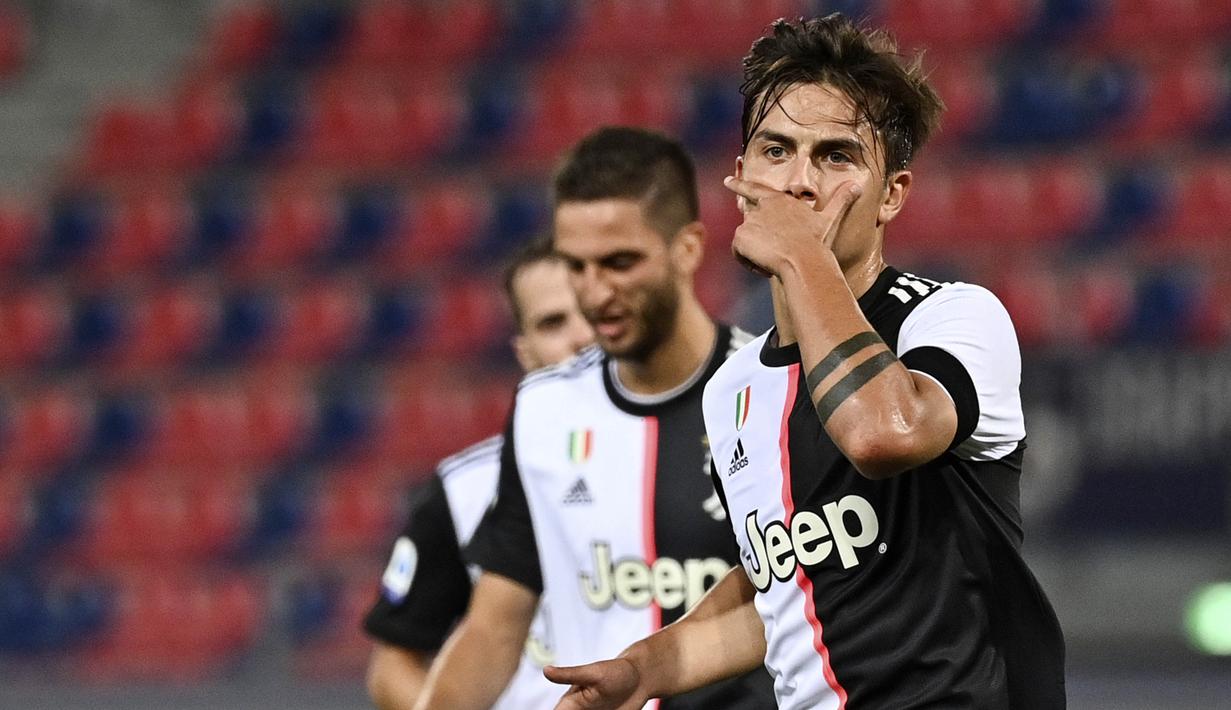 Penyerang Juventus, Paulo Dybala, melakukan selebrasi usai membobol gawang Bologna pada laga Serie A di Stadion Renato Dall'Ara, Senin (22/6/2020). Juventus menang 2-0 atas Bologna. (AP/Massimo Paolone)