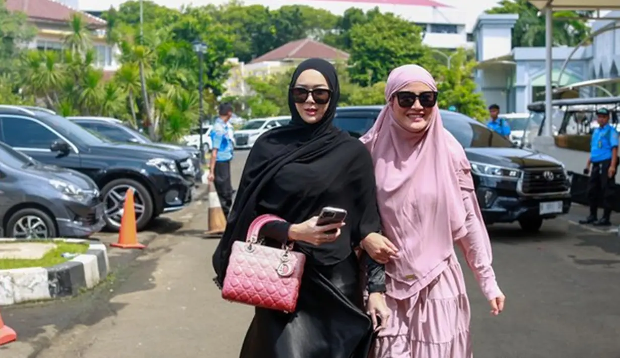 Penampilan Aura Kasih kali ini berhasil membuat banyak netizen pangling. Pasalnya, ibu satu anak ini tampil memakai gamis berwarna hitam lengkap dengan hijabnya. (KapanLagi.com/Muhammad Akrom Sukarya)