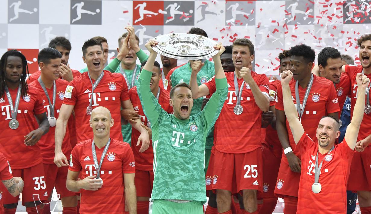 Manuel Neuer pernah meraskan dua kali meraih treble bersama Bayern Munchen. Treble pertama Die Roten diraih pada musim 2012-2013, saat Bayern masih dilatih Jupp Heyneckes. (Foto: AFP/John Macdougall)