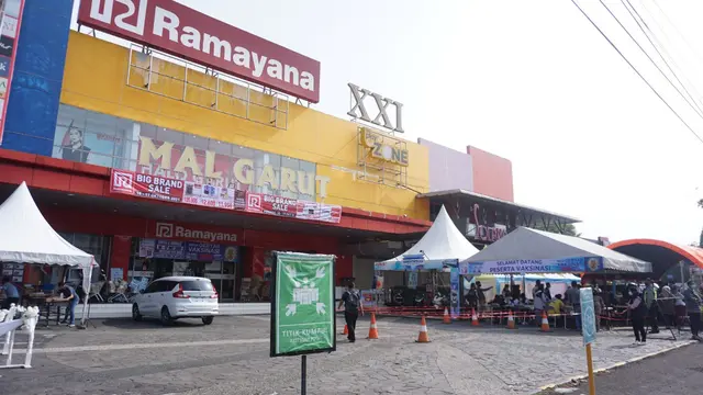 Dalam upaya pemulihan ekonomi masyarakat di Garut, pemda Garut sengaja menggandeng swasta untuk menyelenggarakan mega gebyar vaksinasi covid-19 di pusat perbelanjaan.