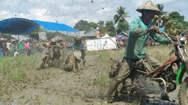 Gaya Petani Konawe Adu Balap Motor Trail di Sawah