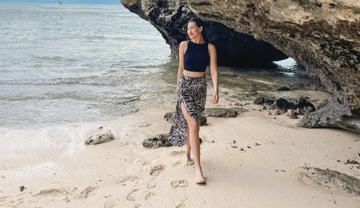 Tank top hitam crop top pun dipadukan dengan kain hitam putih bermotif sebagai bawahan.[@aaliya.massaid]