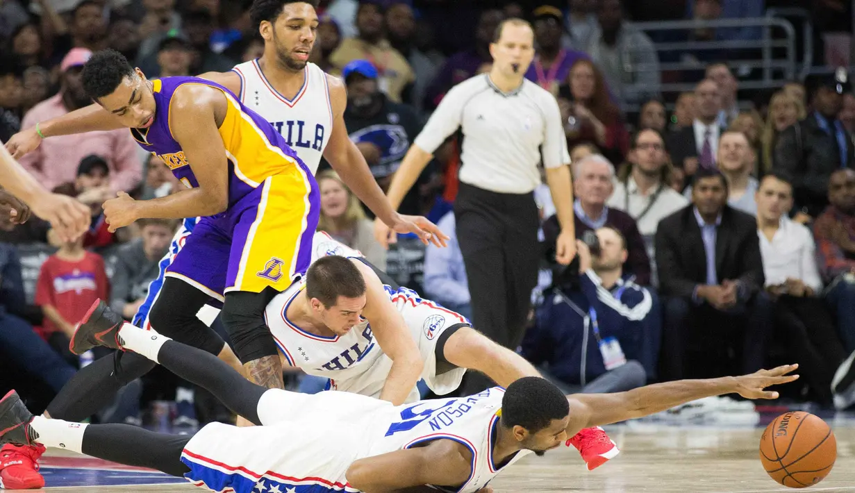 Pemain Philadelphia, Hollis Thompson (bawah) berduel dengan pemain Los Angeles Lakers, D'Angelo Russell (kiri)  pada laga NBA di Wells Fargo Center, Philadelphia, Selasa (1/12/2015). (Reuters/Bill Streicher-USA TODAY Sports)
