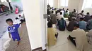 Warga melaksanakan Salat Jumat di ruang kelas PAUD Rusun Muara Baru, Jakarta Utara, Jumat (6/11/2015). Tidak tersedianya fasilitas tempat ibadah, menyebabkan warga terpaksa melaksanakan Salat Jumat di ruang kelas. (Liputan6.com/Immanuel Antonius)