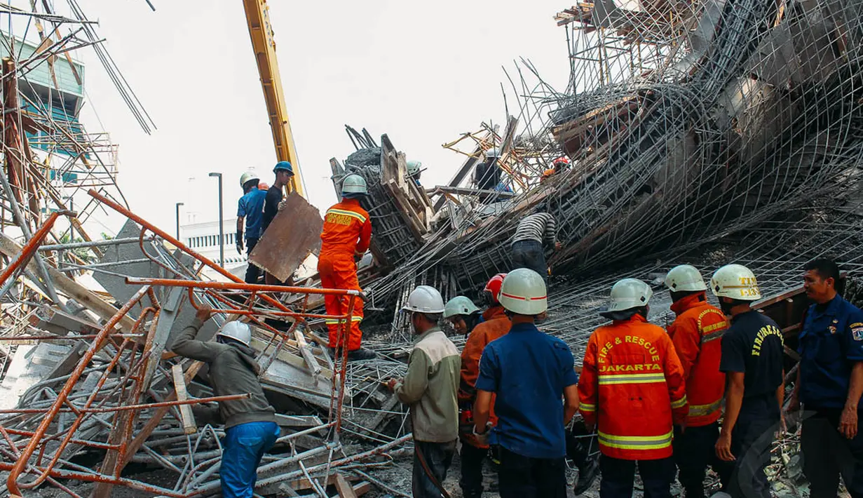 Proses evakuasi korban reruntuhan jembatan penghubung perpustakaan di Taman Ismail Marzuki (TIM), Jakarta, Jumat (31/10/2014). (Liputan6.com/Faizal Fanani) 