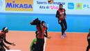 <p>Pemain Jakarta BIN, Megawati Hangestri (tengah) melompat untuk melepaskan spike saat menghadapi Bandung BJB Tandamata pada laga pekan pertama putaran I PLN Mobile Proliga 2024 di GOR Amongrogo, Yogyakarta, Sabtu (27/4/2024). Jakarta BIN kalah 1-3 (27-29, 25-16, 17-25 dan 18-25). (Dok. PBVSI)</p>
