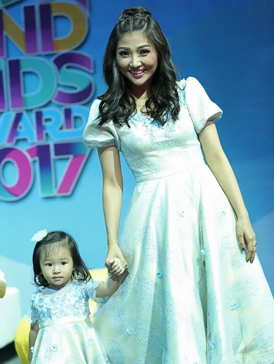 "Setiap hari, aku selalu membuat menu yang beru. Khan senang lihat suami dan anak makannya happy. Jadi saat buka bekal itu selalu penasaran," tuturnya. (Bambang E. Ros/Bintang.com)