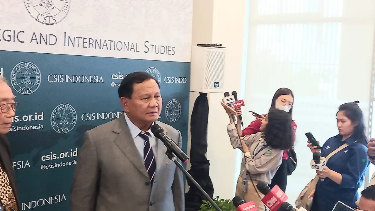 Prabowo Subianto saat berbincang dengan wartawan usai Pidato Calon Presiden RI: Arah dan Strategi Politik Luar Negeri di Auditorium CSIS Gedung Pakarti Center, Jakarta, Senin (13/11/2023). (Merdeka.com/Muhammad Genantan Saputra)