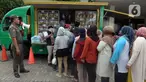 Warga antre membeli paket sembako di Pasar Murah DKI Jakarta, Senin (15/1/2024). Paket sembako yang terdiri dari gula, beras, minyak, dan terigu dijual dengan harga Rp 100 ribu untuk per paket dan juga bisa beli satuan. (merdeka.com/Imam Buhori)