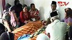 Rumah yang baru dibangun harus hancur akibat tertimbun tanah longsor dari bukit di samping rumah dan mengakibatkan tiga penghuninya tewas. 
