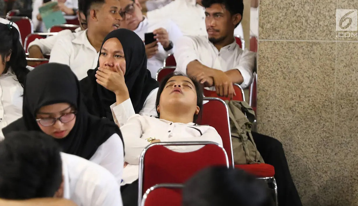 Peserta menunggu tes Seleksi Kompetensi Dasar (SKD) calon pegawai negeri sipil (CPNS) di Gedung Wali Kota Jakarta Selatan, Jumat (26/10). Molornya tes SKD CPNS akibat jaringan internet di lokasi pelaksanaan bermasalah. (Liputan6.com/Immanuel Antonius)