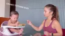 Dengan telaten, Nikita mendampingi baby Izz menyantap menu makannya. (Foto: Instagram/nikitawillyofficial94)