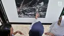 Siswa SD Negeri Menteng 01 mengamati karya foto yang dipamerkan dalam pameran fotografi Rekam Jakarta di Taman Menteng, Kamis (29/8/2019). Kegiatan tersebut dalam rangka edukasi bagi siswa mengenal profesi foto jurnalistik. (merdeka.com/Iqbal S Nugroho)