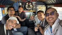 Muhammad Adi Yaksa dan Bagaskara Lazuardi beserta sejumlah wartawan Indonesia peliput SEA Games 2025 menggunakan Rod Daeng sebagai alat transportasi umum menuju venue latihan Timnas Indonesia U-22. (Bola.com/Muhammad Adi Yaksa)