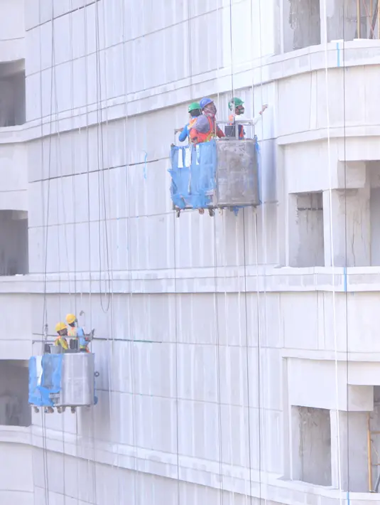 Pekerja tengah menyelesaika pembangunan gedung bertingkat di Jakarta, Kamis (3/9/2020). Menurut data dari BPJAMSOSTEK angka klaim kecelakaan kerja pada semester I 2020 yakni dari Januari sampai dengan Juni 2020 meningkat 128%. (Liputan6.com/Angga Yuniar)