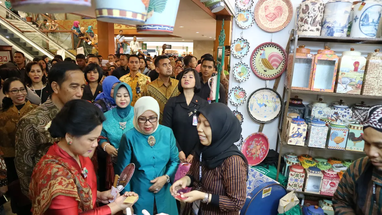Iriana Jokowi borong kerajinan di Inacraft 2017