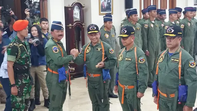 Panglima TNI Marsekal Hadi Tjahjanto menyematkan Brevet Kehormatan Penerbang kepada Kapolri Jendral Tito Karnavian (Liputan6.com/Nanda Perdana Putra)