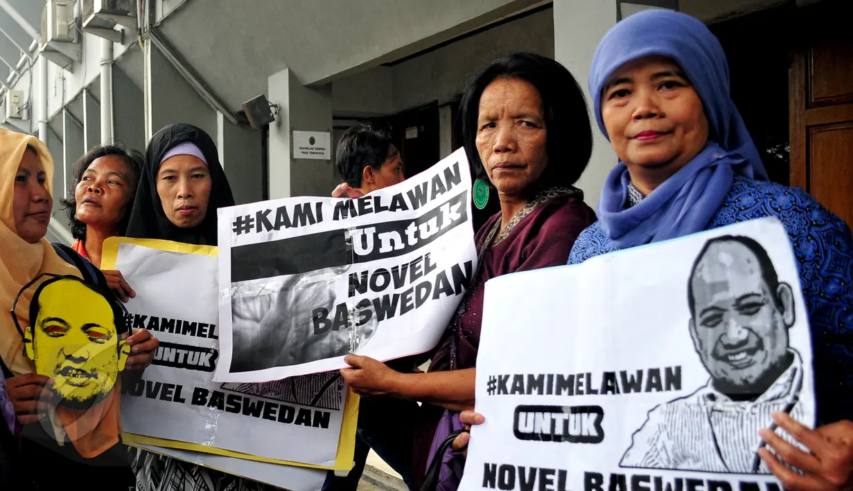 Pendukung Novel menggelar aksi sebagai dukungan terhadap Novel Baswedan serta mengecam Bareskrim Polri atas penangkapan dan penahanan Novel Baswedan di PN Jakarta Selatan, Jumat (29/5/2015). (Liputan6.com/Yoppy Renato)