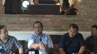 (Ki-Ka) Anwari Natari (SatuDunia) Anggara (ICJR), dan Damar Juniarto (Safenet), saat diskusi Revisi UU ITE di Jakarta, Rabu (10/2/2016). (Liputan6.com/Agustinus Mario Damar)