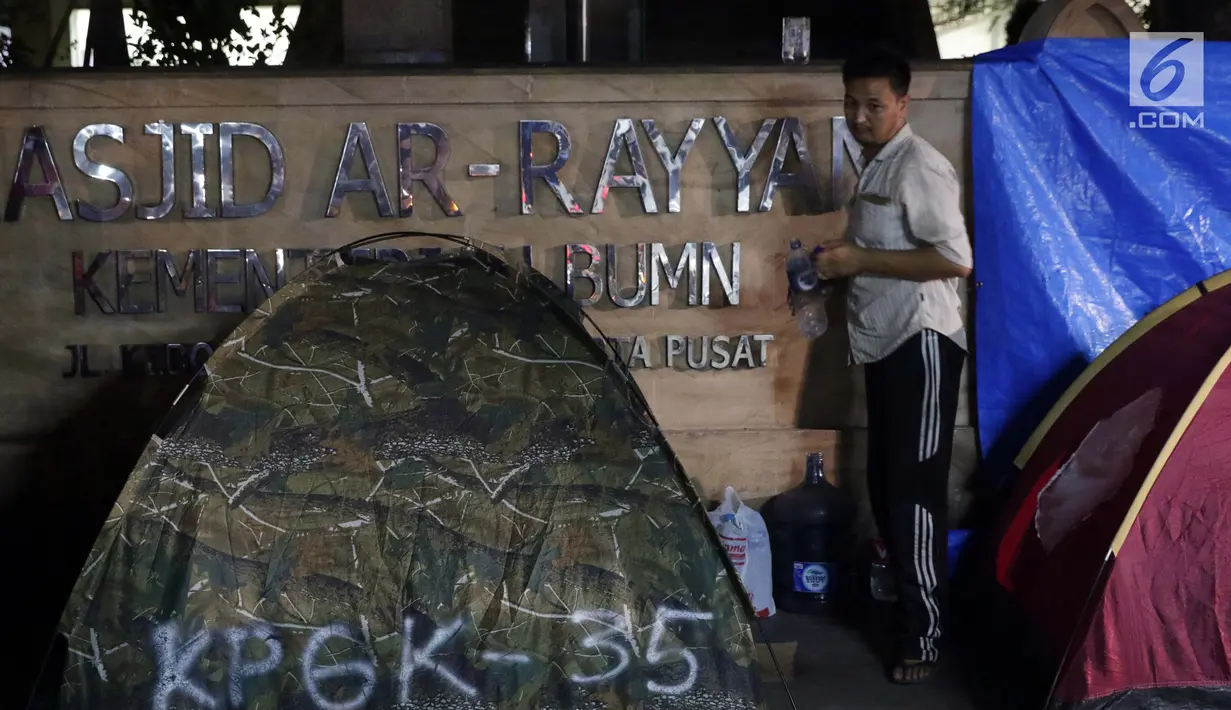 Pencari suaka saat berada di dekat tenda yang dibangun di atas trotoar depan Masjid Ar-Rayan, Jalan Kebon Sirih, Jakarta, Jumat (5/7/2019). Para pencari suaka ini membangun tenda-tenda dan meminta kepastian perlindungan dari UNHCR . (Liputan6.com/Helmi Fithriansyah)