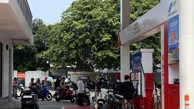 Antrean kendaraan mengular hingga ke badan jalan di SPBU Mencong, Tangerang, Rabu (10/6/2026). (Liputan6.com/Christian)