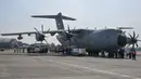 Beberapa personel Tentara Nasional Indonesia (TNI) Angkatan Udara (AU) bersiap melakukan upacara serah terima satu dari dua pesawat angkut militer Airbus A-400M dari Presiden RI Prabowo Subianto di Pangkalan Udara Halim Perdanakusuma, Jakarta, pada Senin 3 November 2025. (BAY ISMOYO/AFP)