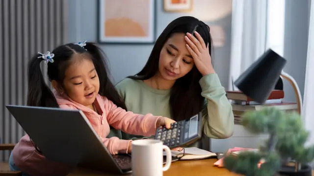 7 Cara Mengatasi Overthinking yang Membebani Ibu, Ini Langkah-Langkahnya! (Foto: Freepik/freepik)