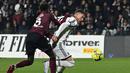 Penyerang Juventus Dusan Vlahovic bekerja di sekitar bek Salernitana Junior Sambia (kiri) pada pekan ke-21 Liga Italia 2022/2023 di Stadio Arechi, Rabu dini hari WIB (8/2/2023). Dusan Vlahovic telah mencetak 93 persen gol dari penalti yang dilakukannya di Serie A (14 dari 15) sejak debutnya, persentase terbaik di antara semua pemain dengan setidaknya 15 penalti yang diambil. (Photo by Andreas SOLARO / AFP)