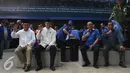 Irwandi Yusuf (kiri) dan Nova Iriansyah (kedua kiri) bersama Suhardi Duka (kedua kanan) dan Kalma Katta ketika deklarasi dan penandatanganan pakta integritas di Kantor DPP Partai Demokrat, Jakarta, Jumat (5/8). (Liputan6.com/Gempur M Surya)