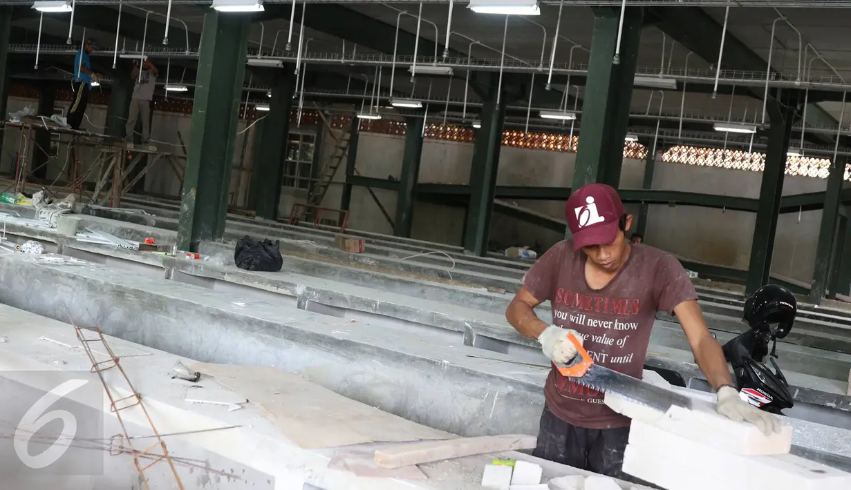Pekerja menyelesaikan pembangunan Tempat Penampungan Sementara (TPS) Pasar Senen Blok VI sisi Jalan Bungur, Jakarta, Selasa (27/12). Revitalisasi pasca kebakaran itu ditargetkan selesai awal bulan Januari 2017 mendatang. (Liputan6.com/Immanuel Antonius)