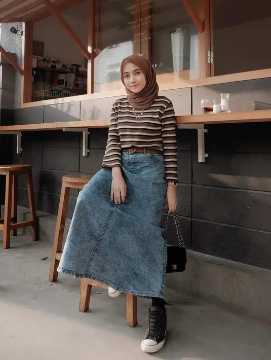 Casual outfit yang kece dengan padu padan striped long sleeve dan rok jeans a-line. Effortlessly stylish! (Instagram/nisacookie).