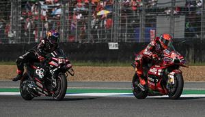 Pembalap Aprilia Racing asal Spanyol, Jorge Martin (kiri) dan pembalap Ducati Lenovo Team asal Spanyol, Marc Marquez (kanan), berkompetisi selama Grand Prix MotoGP Thailand di Sirkuit Internasional Buriram di Buriram pada 1 Maret 2026. (Lillian SUWANRUMPHA/AFP)