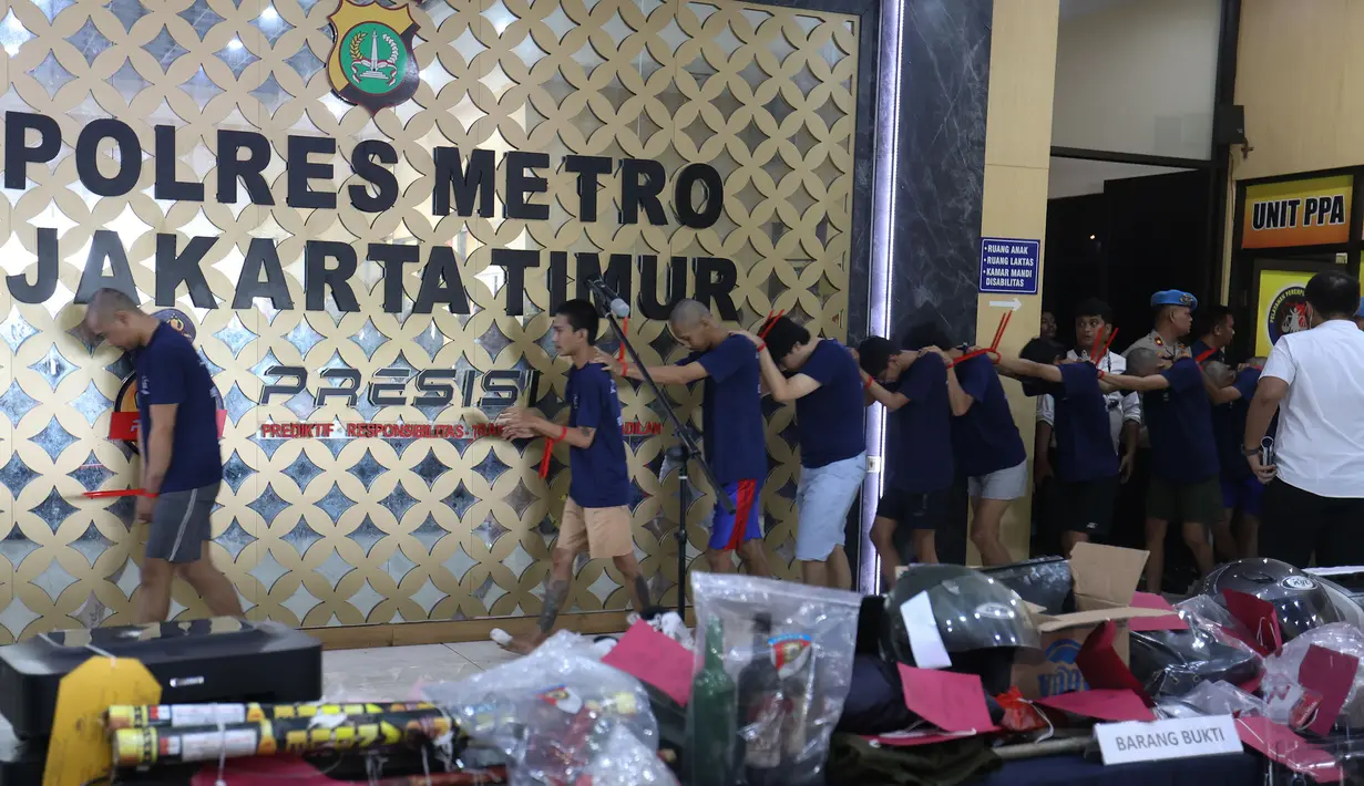 Polres Jakarta Timur mengungkap 17 pelaku dari 15 laporan polisi (LP), dengan 14 di antaranya ditetapkan sebagai tersangka kasus serangkaian penyerangan, perusakan, dan pembakaran Markas Polres Metro Jakarta Timur serta enam polsek pada 30–31 Agustus 2025. (Kapanlagi.com/Budy Santoso)