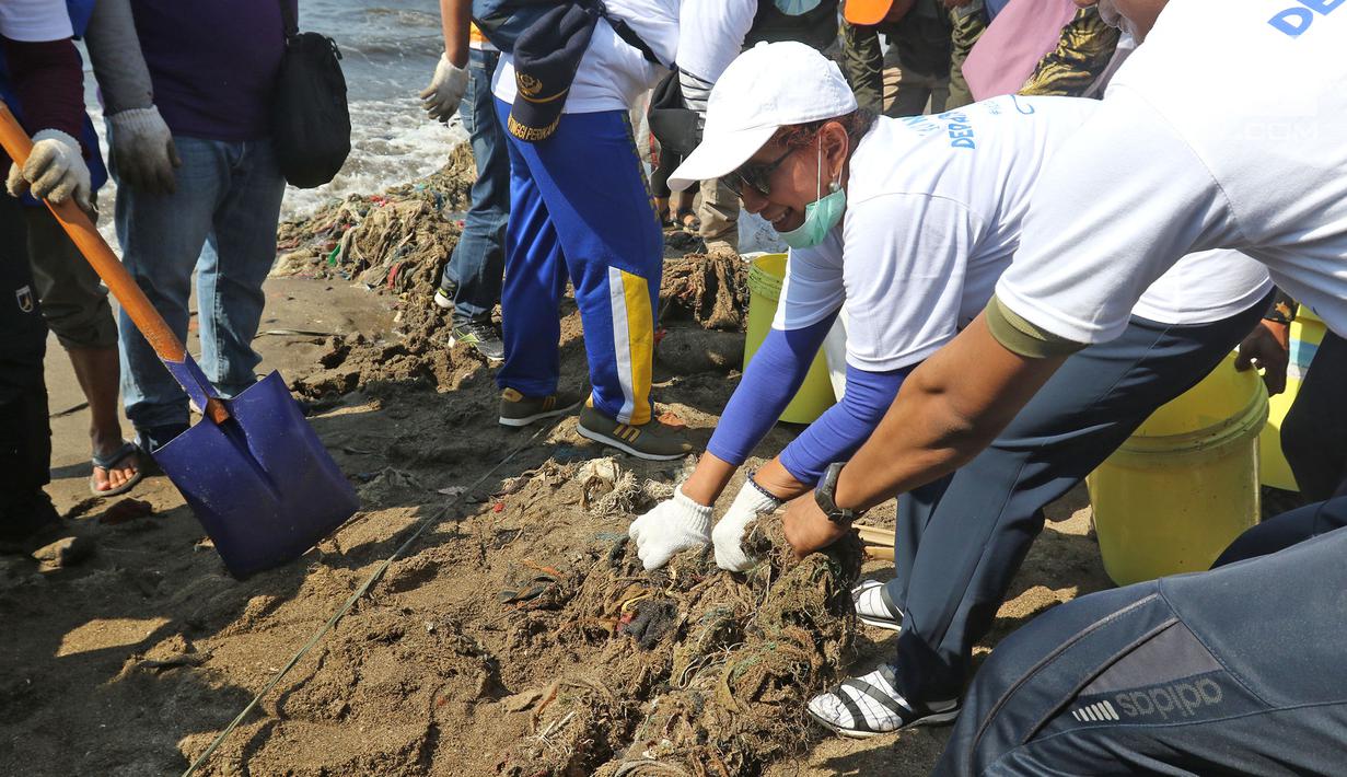 Menteri Kelautan dan Perikanan Susi Pudjiastuti memunguti sampah di Pantai Timur Ancol, Jakarta, Minggu (18/8/2019). Dalam rangka HUT ke-74 RI, Pandu Laut Nusantara bersama KKP dan Yayasan Econusa akan menggelar Gerakan Menghadap Laut 2.0. (Liputan6.com/Herman Zakharia)