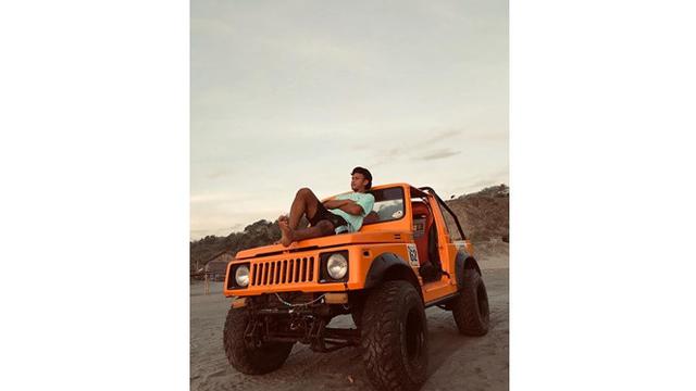 5 Gaya Liburan Osvaldo Haay di Akhir Tahun, Trendi Banget