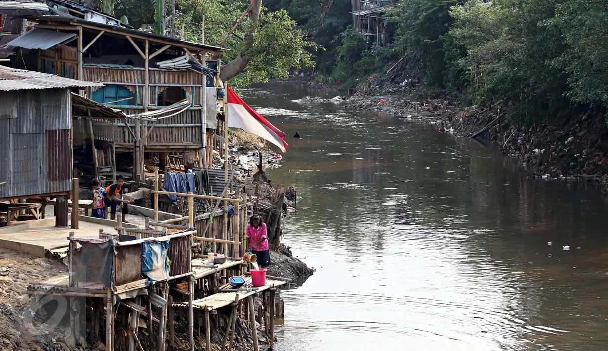 Suasana pemukiman kumuh di bantaran Sungai Ciliwung, Jakarta, Selasa (13/10/2015). Berdasarkan data BPS DKI Jakarta, angka kemiskinan di Jakarta tahun 2015 mengalami penurunan 0,16 persen dibandingkan tahun lalu. (Liputan6.com/Immanuel Antonius)