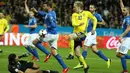 Gelandang Swedia, Emil Forsberg, berusaha membobol gawang Italia yang dijaga Gianluigi Buffon pada laga Kualifikasi Piala Dunia 2018 di Stadion Friends Arena, Solna, Jumat (10/11/2017). Swedia menang 1-0 atas Italia. (AFP/Soren Anderson)