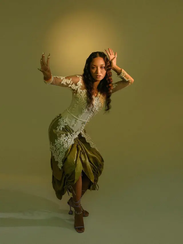 6 Pesona Eksotis dan Misterius Asmara Abigail dalam Balutan Kebaya