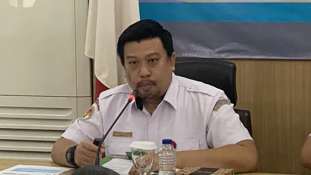 Investigator Investigasi Kecelakaan Perkeretaapian KNKT, Hertriadi Ismawan saat konferensi pers, di KNKT, Rabu (28/1/2026). (Foto: Liputan6.com/Immanuel Christian)