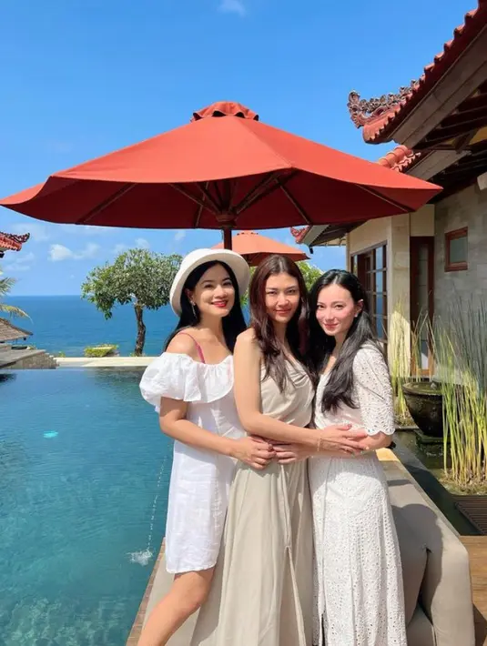 Titi Kamal tampil mengenakan mini dress off shoulder putih. Dan Asmirandah tetap dengan midi dress putih lace nya. [@titi_kamall]
